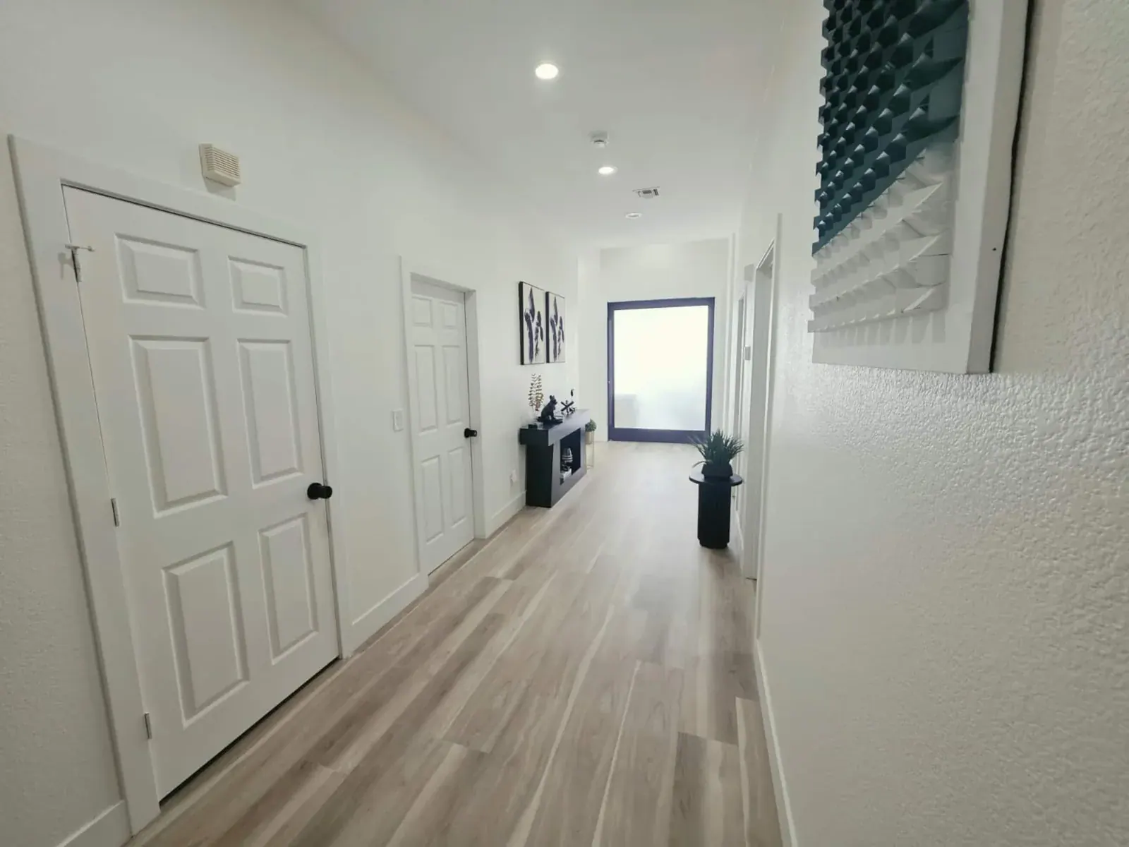 Entry hallway running through the villa
